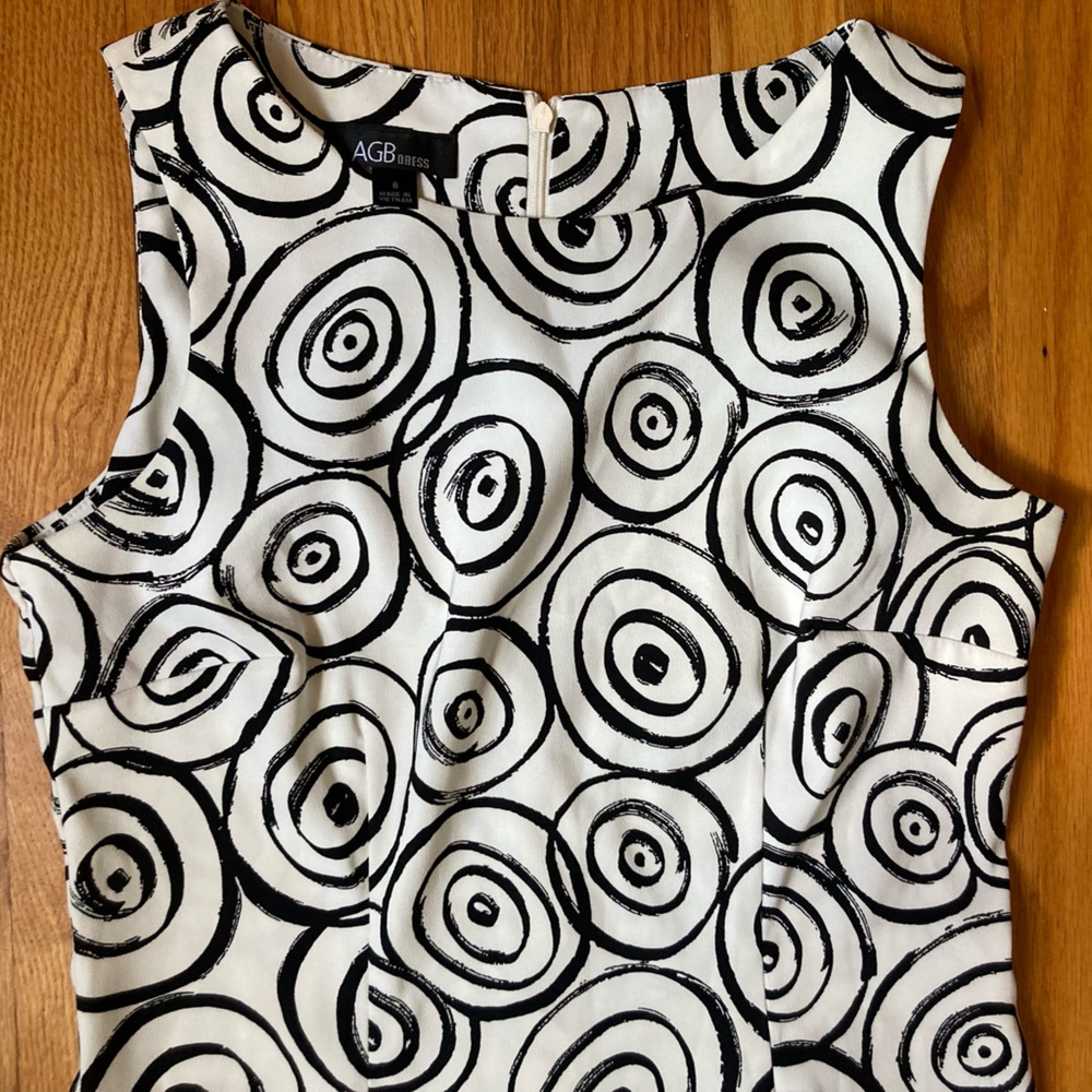 Black & White Swirl Dress 🖤🤍🖤🤍 - Picture 3 of 4